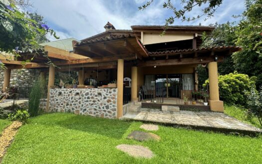 Casa en Venta con Excelente Vista en Valle de Bravo